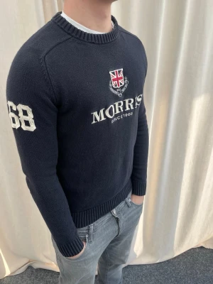 Mörkblå stickad tröja Morris - Riktigt snygg stickad tröja från Morris i mycket bra skick. Strl M, personen på bilden är 184 cm lång. Skicka gärna prisförslag. Kika in min profil för mer schyssta plagg. 
