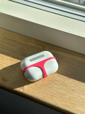 Rosa Bikini Case för AirPods Pro 3 - Låt hörlurarna njuta av solskenet med detta roliga rosa fodral! Designen är optimerad för AirPods Pro 3 och ger maximal attityd med minimalt material. • Färg: Stark rosa. • Skick: Nyproducerad via 3D-print. • Tips: Jag har även skydd för andra AirPods-modeller i mina annonser – kolla gärna där!