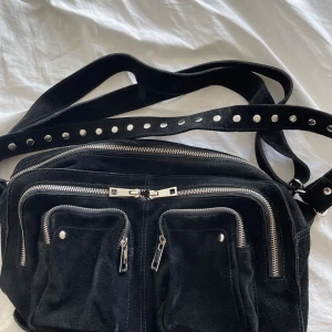 Nunoo väska - En svart stor nunoo väska i väldigt bra skick.