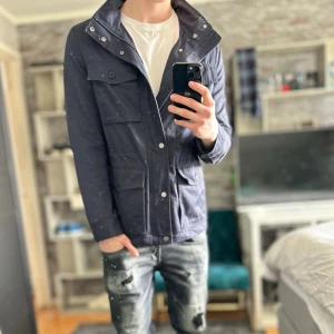 Field jacket - Mycket bra skick, inga defekter! Storlek M sitter som M  och passar dig som är mellan 180-190cm ungefär. Nypris ca 1500kr. Modellen är 185 cm, 75kg. Passar bra nu till våren! Skriv för mer information!