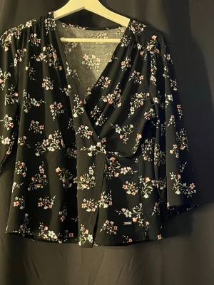 Svart blommig blus - Medel långa ärmar, blus med blommor och skön till våren, aldrig använd, 