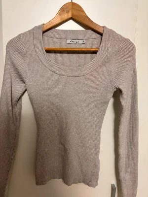 Grå ribbstickad tröja Maarisyah - Supersnygg grå ribbstickad tröja från Maarisyah. Tröjan har lång ärm, rund halsringning och är figurnära i modellen. Perfekt basplagg till garderoben och enkel att matcha med olika stilar.