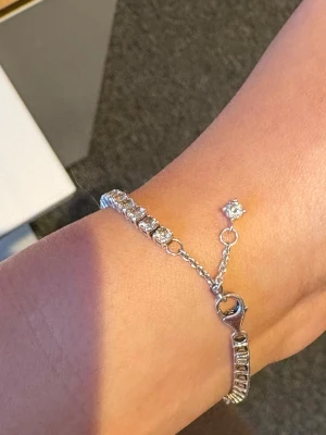  tennisarmband  - Tennis armband från Pandora i silver, nypris är 1999kr