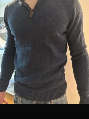 Stickad blå quarter zip  - Säljer denna tröja nu då den inte längre kommer till användning