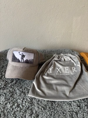 Luxery by Sweden keps - En skitsnygg keps från luxery by Sweden vid nypris på 1000kr! I helt nytt skick och kommer med en påse man kan ha den i om man reser. Endast 399kr