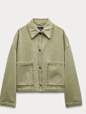 Jeansjacka från Zara - Säljer den populära gröna jeansjackan från Zara. Jackan är använd typ 3 gånger och har inga slitningar. Skriv för fler bilder, sista bilden är egen!!❣️❣️pris kan diskuteras