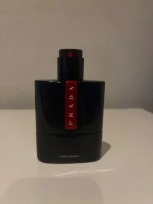 Prada ocean Luna Rossa decant  - 2ml/3ml/5ml decant of Prada Luna Rossa Ocean.  Fresh, clean and modern scent with a smooth mix of citrus and light sweetness. Perfect everyday fragrance for school, work or going out.   100% authentic designer fragrance  Filled carefully from original bottle  Great packaging   Great for testing before buying full bottle   Perfect budget-friendly way to try luxury fragrance 2ml 45kr 3ml 55kr 5ml 85kr