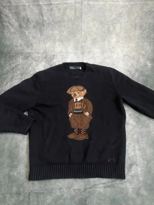 Ralph Lauren tröja - Stickad Ralph lauren tröja! Skick 8,5/10 - nypris 8000kr - vårt pris 1500kr