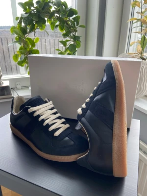 Mason margiela gats - Hej jag säljer mina margielas de är i nyskick den är svart/brå strl 41 skobox ingår i köpet, hör av er vid minsta fundering!