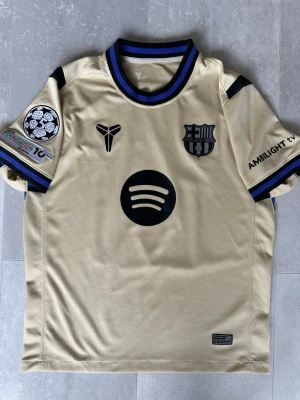 Barcelona fotbollströja, Lamine Yamal  - Snygg Barcelona tröja som passar perfekt vart som helst. Lamine Yamal på ryggen som är barcelonas bästa spelare. Använd bara några gånger. Storlek S men passar även storlek XS