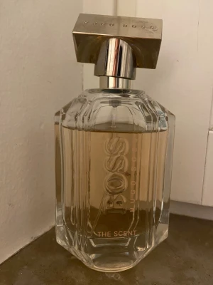 Hugo boss parfym för dam - En Hugo boss parfym som luktar super gott , men har alldeles för många så behöver bli av med vissa!💓💓