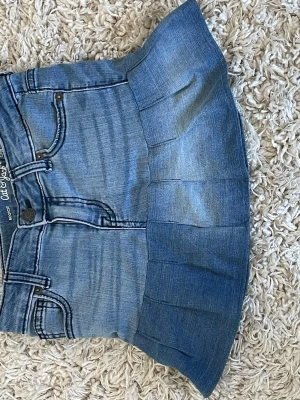 jeanskjol - säljer denna blåa jeanskjolen som jag sytt själv. Var ett par jeans innan men sydde dem. Har några trassel-sömmar på insidan med det är bara att klippa bort.