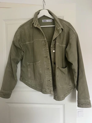 Trendig grön jeansjacka från Zara - Superfint skick! Storlek XS men passar mig som har M, oversize modell alltså. Skriv vid frågor❣️