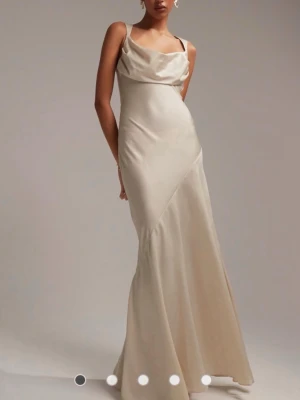 Satin klänning - Satinklänning från asos med prislapp kvar, aldrig använd.  Champagne färg. Storlek 32, kan gå ner i pris vid snabb affär. Kontakta mig vid frågor🥰