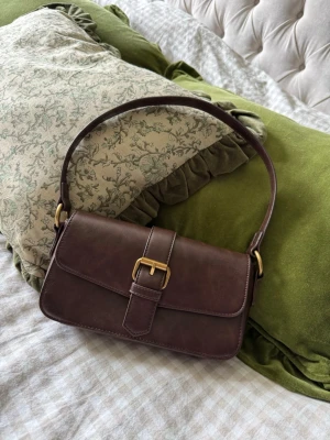 Brandy Melville väska - Säljer då den inte kommer till användning, den ger verkligen vintage känsla. Finns en liten skada/fläck på framsidan av väskan, se bild 3. 