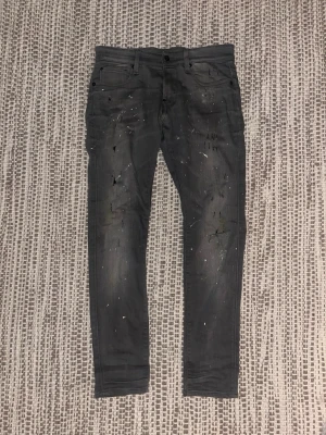 G-Star raw Slim fit - Storlek går ej att få fram men dessa paint splashade G-Raw sitter tajt på mig som är 185cm och 70kg.