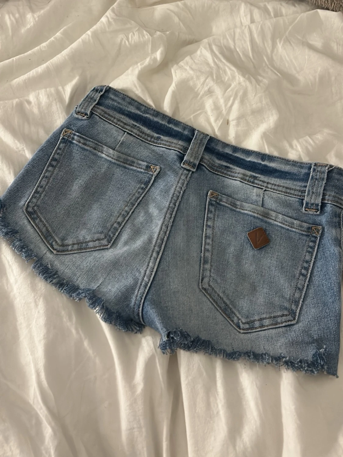 Blå jeansshorts med fransig kant - 1