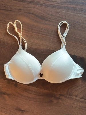 Vit bh med flätade band från Intimissimi  - Snygg vit bh med fina detaljer från Intimissimi. Ingen vaddering. Sparsamt använd 🩷