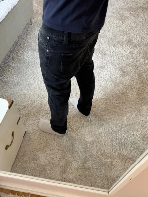 Nudie jeans lean dean  - Nudie Jeans | skick 9/10 | Storlek 33/32 | Pris - 599kr | Modellen är ca 180cm lång | Hör av dig vid minsta fråga eller fundering!!