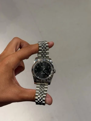 Seiko Mod Black arabic Dial  - Säljer min Seiko mod arabic dial som är i helt nytt skick och endast prövad. Klockan passar för dig i vardagen men även vid eleganta tillfällen. Tveka inte på att höra av dig vid intresse! 