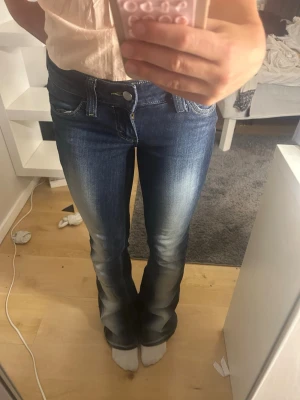 Kvarg bootcut jeans  - Säljer mina lågmidjade bootcut jeans från weekday då de är för långa❤️