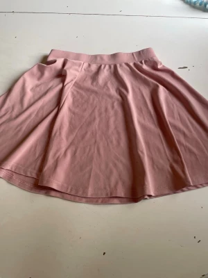 Rosa Kjol - En rosa kjol! Från shein, men köpte den för 7 år sedan! Har bara använt den 2 gånger. 