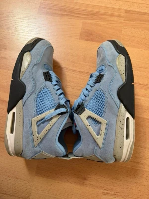 Nike Air Jordan 4 Retro University Blue – EU 43 - Säljer ett par Air Jordan 4 Retro University Blue i storlek EU 43 (US 9.5).  * Endast använda 2 gånger. * Skick 9/10. * 100 % äkta. * Färg: University Blue / Tech Grey / White / Black.  * Släppta 2021.  Observera: Endast skorna ingår. Originalkartong, dustbag och kvitto saknas.  Skickas snabbt via Vinted. Hör gärna av dig vid frågor eller om du vill ha fler bilder. 