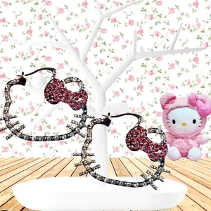 Söta örhängen med strass & Hello Kitty-motiv! - Söta örhängen med strass & Hello Kitty-motiv! Mått: 5 x 3,5 cm. Oanvända.
