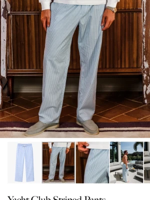 Yacht Club Striped Pants - Snygga ljusblå linnebyxor med tunna vita ränder och avslappnad passform. Yacht Club Striped Pants från notresucces. Org pris:840kr. Dom är aldrig använda, endast testade. Storlek L