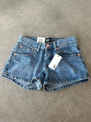 Blå denimshorts från 157 - Blåa jeansshorts från lager 157, storlek xxs nya med prislapp!