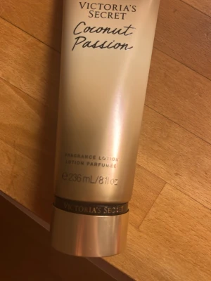 Coconut Passion lotion - Fräsch doftande body lotion från Victoria's Secret i varianten Coconut Passion.  Helt ny, har även mist till . 