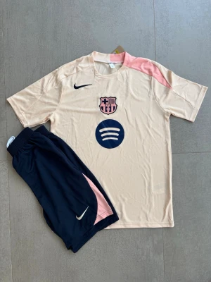 Helt ny Barcelona tröja + shorts -Size S  - Säljer nu Barcelona tröja + shorts I storlek S för men. 