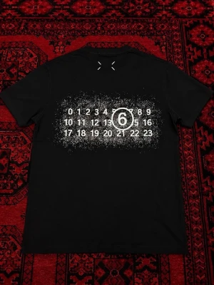 Masion margiela t-shirt - Svart t-shirt från Maison Margiela unik och efterfrågad modell | perfekt för clean sommar outfits! | Skick : 10/10 Inga tecken på användning | Masion margiela påsen ingår på köpet | Storlek EU S | Längd : 64 cm | Bredd : 46 cm | pris går att diskutera vid snabbaffär / bundle köp! 