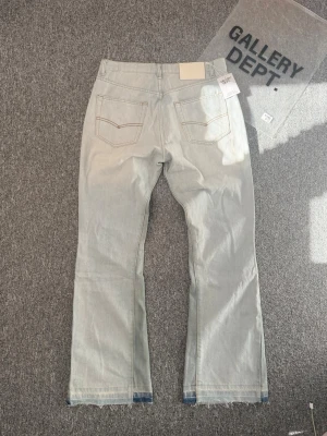 Ljusblå flared jeans från Gallery Dept. - Ljusblå jeans från Gallery Dept. med raka ben och råa kanter nertill. Helt nya med påse och lappar kvar, hör av dig vid behov av fler bilder eller funderingar!🤗🤗