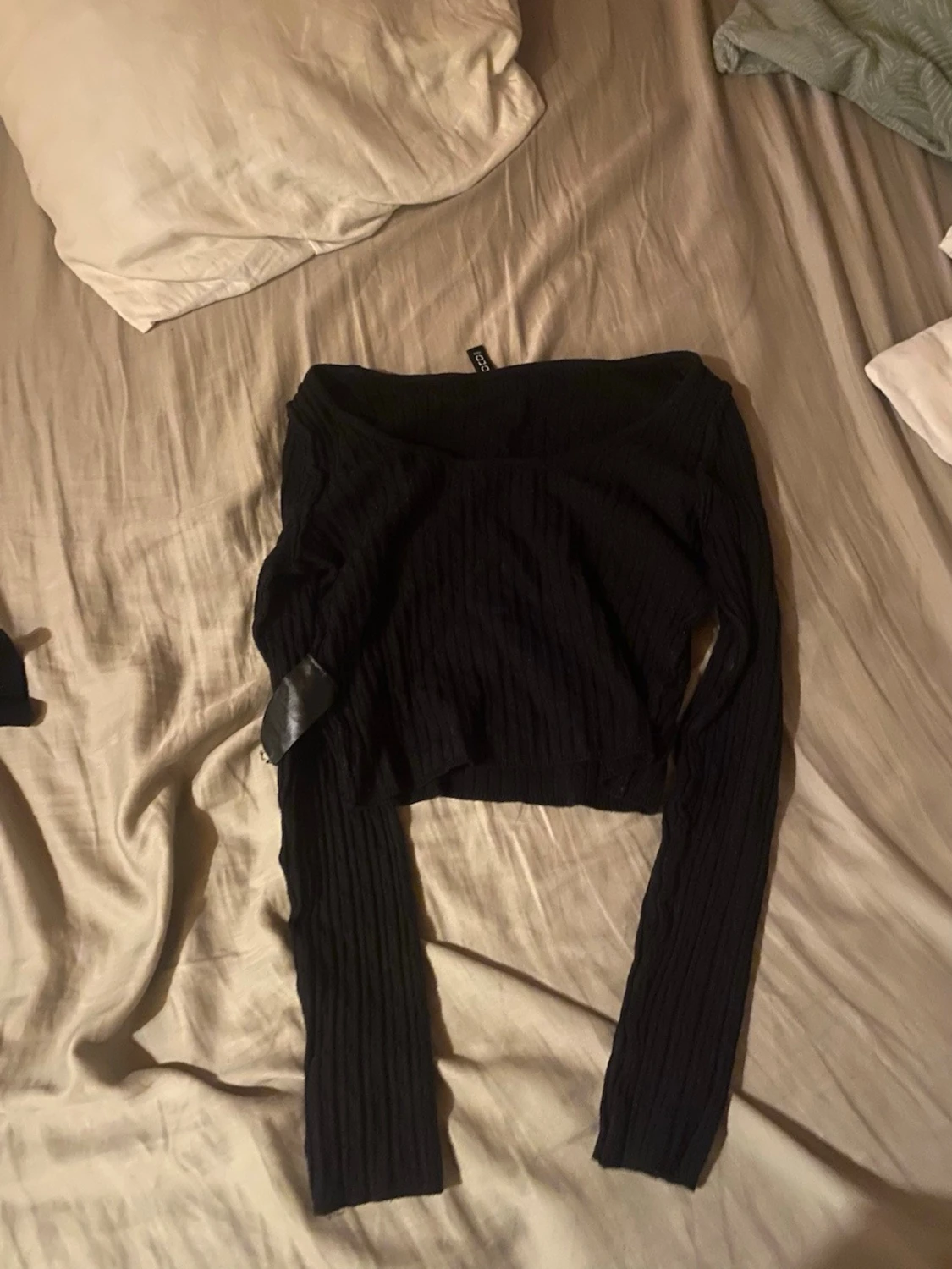 Svart ribbad offshoulder topp