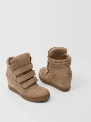 Beige kilklackade sneakers med kardborre - Snygga beige sneakers med kilklack och tre breda kardborreband. Skorna är tillverkade i mockaliknande material och har en chunky sula. Perfekta för dig som vill ha både höjd och streetstyle-vibe i ett par skor.