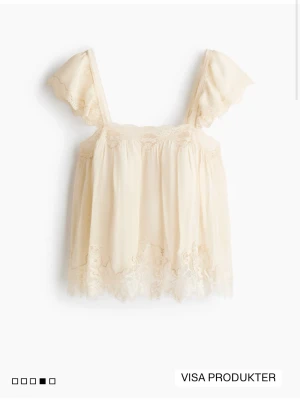 Beige spetsdetaljerad linnetopp - Populär och slutsåld, använd vid ett tillfälle 🥰Romantisk beige linnetopp med breda axelband och vackra spetsdetaljer längs kanterna. Toppen har en luftig passform och är perfekt för varma dagar. Tillverkad i ett lätt material som ger en bohemisk känsla. 