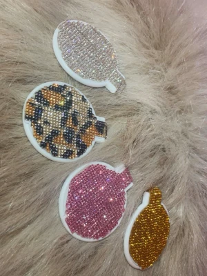  Liten spegel med glitter - Super fina små handgjorda speglar man kan ha i väskan! Kommer i guld, rosa, silver och leopard. Själva spegeln är vit! Kommer släppa fler färger i framtiden!💕 