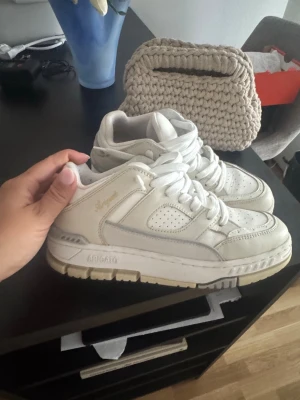 Axel Arigato vita sneakers  - Säljer ett par vita sneakers från Axel Arigato, stl 38. Använt några gånger men bra skick. Nytt pris 3299kr mitt pris 800kr