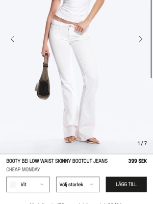 Vita bootcut jeans Cheap Monday - Snygga vita jeans från Cheap Monday med låg midja och bootcut-modell. Jeansen är helt nya aldrig använt var lite för små så säljer därför. Storlek: W27 L32