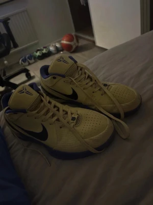 Kobe 5 barcelona - Kobe V barcelona använda i knappast 1 månad, strlk 44 men passar 45,5 perfekt