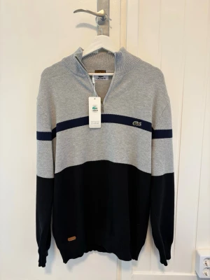 Lacoste half zip  - Lacoste half zip tröja helt oanvänd och stickat material 