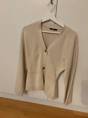 Stickad tröja från Gina - Aldrig använd bara provad. Säljes då den är för stor. Storlek M. Ordinarie pris 459kr