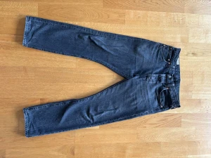 Levis 501 - Mörkgråa Levis 501