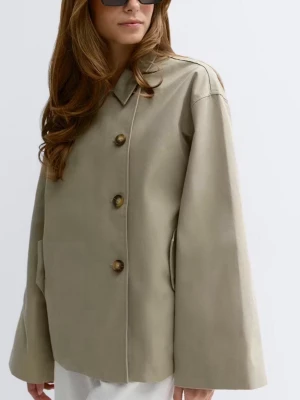 oversized jacka med knappar - Säljer denna kappan från Gina tricot, aldrig använd! Den är grön med beige ton! Säljs inte längre