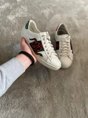 Gucci Ace skor - Riktigt fina Gucci Ace skor. Skick 8/10. Medföljer Låda. Pris kan diskuteras vid snabbaffär!😉