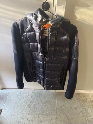 Mörkblå pufferjacka från Parajumpers, KOM MED PRIS - Säljer en Parajumpers Piquet Puffers Cardigan i mycket fint skick. Storlek S. Varm, stilren och perfekt till de kallare månaderna. Den är i nyskick. Priset är inte hugget i sten. Nypris på denna cardigan ligger runt 7000kr😊 Ifall det finns funderingar eller frågor är det bara att höra av sig!