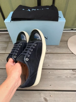Lanvin - Lanvin dbb1 patent cap toe i mörkblå | storlek 7 eu 41  | skick: väldigt bra, endast snöret vid sulan har lossnat lite, men inga stora defekter | äkta | bara skor ingår vid köp | pris går att diskutera |