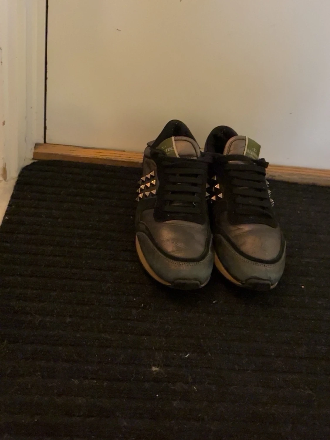 Svarta sneakers med nitar - 1