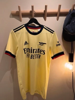 Arsenal matchtröja med Pepe 19 - Arsenal matchtröja i gul färg med Pepe 19 på ryggen. Adidas-tröja med kort ärm och klubbmärke samt sponsortryck fram.  OBS FINNS UTE PÅ FLER SIDOR  ÖNSKAS BILDER SÅ ELLER HAR MAN FRÅGOR SÅ ÄR DET BARA ATT SKRIVA